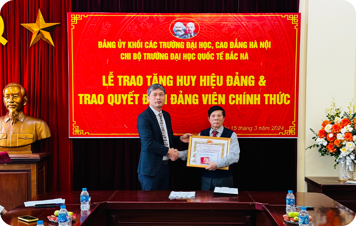 Chi ủy Trường Đại Quốc tế Bắc Hà tổ chức lễ trao tặng Huy hiệu 30 năm tuổi Đảng cho đảng viên